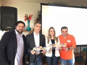 Secretário Rafael Brito (segundo da esq. para dir.) recebe premiação em nome do Governo de Alagoas por vendas no Hiper Feirão Flytour