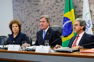 O senador Fernando Collor (C), presidente da Comissão de Relações Exteriores e Defesa Nacional, criticou a postura da União Europeia em relação ao Mercosul ao abrir reunião da comissão em que foram sabatinados diplomatas para embaixadas do Brasil na África e na Ásia