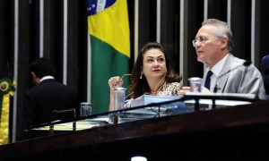 Senadora Kátia Abreu com Renan (então presidente da Casa) em uma das sessões do Senado