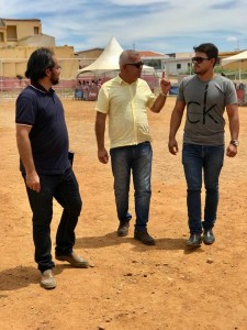 Vice-prefeito Joérciton Júnior (centro) durante visita ao projeto na cidade pernambuca