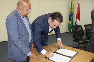 Governador Renan Filho empossou, nesta segunda-feira (8), o novo diretor-presidente da Agência Reguladora de Serviços de alagoas