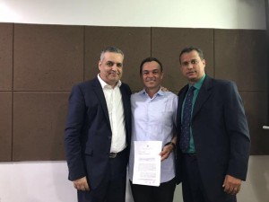 Prefeito Celino Rocha (camisa branca) fechou acordo com o MPE para fechamento do lixão