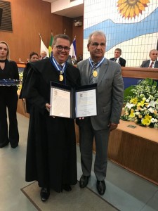 Conselheiro Otávio Lessa (direita) fi homenageado pelo TCE do Tocantins