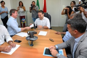 Empenhos foram entregues pelo ministro ao governador em solenidade nesta sexta (23), no Palácio República dos Palmares