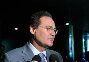 Renan cobra aprovação de proposta que proíbe contingenciar recursos do Fundo Nacional de Segurança Pública A aprovação da proposta que proíbe o contingenciamento de recursos do Fundo Nacional de Segurança Pública (FNSP) foi cobrada pelo senador Renan Calheiros (PMDB-AL) durante a sessão de retorno dos trabalhos parlamentares no Senado Federal. O texto está na pauta do plenário e já é tratado como prioridade pela Casa. Para Renan, é preciso vincular esses recursos à aplicação na segurança ou o governo sempre vai contingenciar. - Enquanto perdurar essa crise, essa violência e essa criminalidade, nós precisamos vincular, sim, a utilização dos recursos desse fundo, mesmo que seja temporariamente – defendeu. O assunto entrou na pauta da sessão desta terça-feira, 6, quando alguns senadores se posicionaram contra os constantes contingenciamento dos recursos para a área de segurança. Uma sessão deve ser realizada em breve pelo Senado para debater a questão. Quem primeiro se posicionou contra o contingenciamento foi a senadora Simone Tebet (MDB-MS). Para ela, algumas questões referentes aos estados não podem ser resolvidas pelo Senado, mas afirmou esperar que a Casa se concentre nas questões em que pode colaborar. Ela lembrou que os recursos da segurança são frequentemente contingenciados. Somente em 2017, o contingenciamento foi de quase 50% do Fundo Nacional de Segurança Pública. Em 2017, foram quase R$ 2 bilhões que deixaram de ser destinados aos estados para compra de viaturas, fardamento, serviços de inteligência e até combustível, porque houve contingenciamento de recursos públicos. 