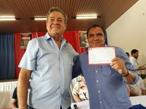 Inácio Loiola (direita) teve a ficha abonada pelo presidente estadual Ronaldo Lessa